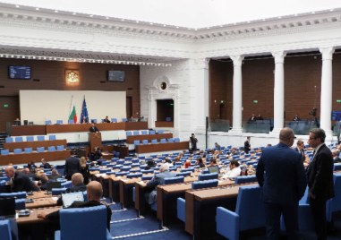 Парламентът ще гласува вота на недоверие към кабинета Денков утре