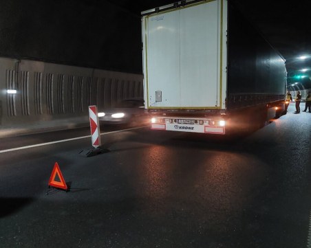 Аварирал камион затруднява движението по АМ 