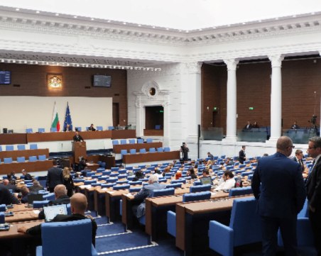 Парламентът гласува вота на недоверие утре