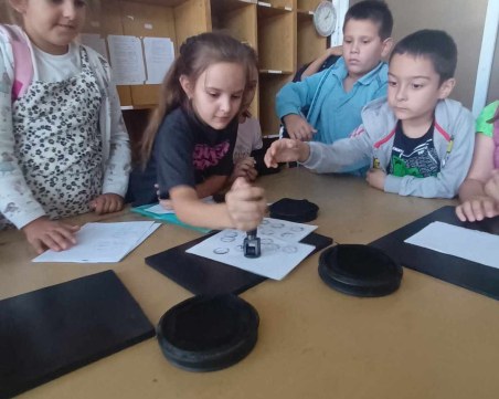 Пловдивски ученици се запознаха със света на филателията и пътя на писмото