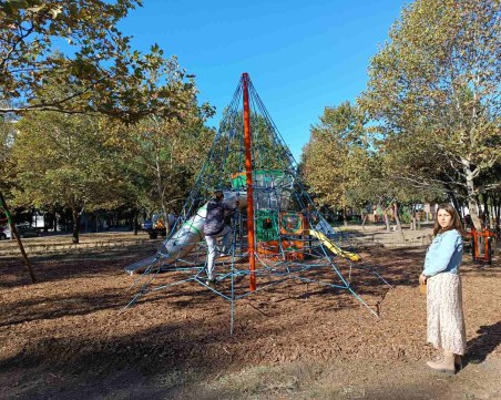 Със засаждане на цветя откриха детската площадка на бул. „Свобода