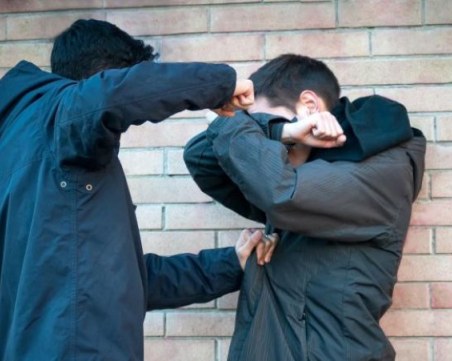 Ученици се сбиха в гимназия в Пловдив, 18-годишен е в болница