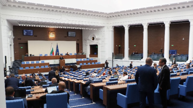 Парламентът гласува вота на недоверие утре