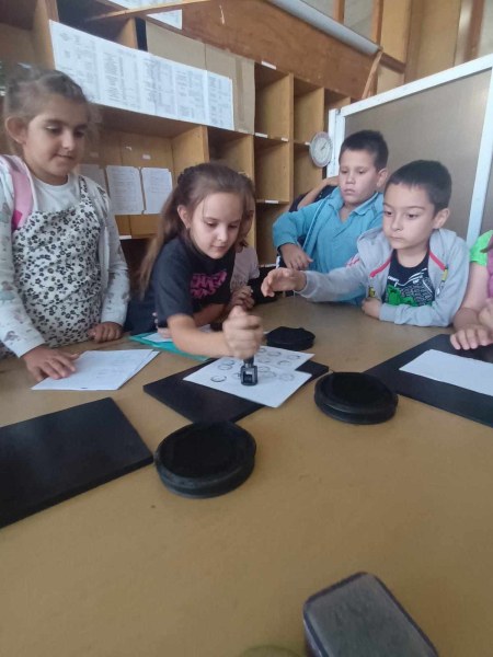 Пловдивски ученици се запознаха със света на филателията и пътя на писмото