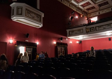 Пловдивският Драматичен театър обявява кастинг за двама актьори който ще