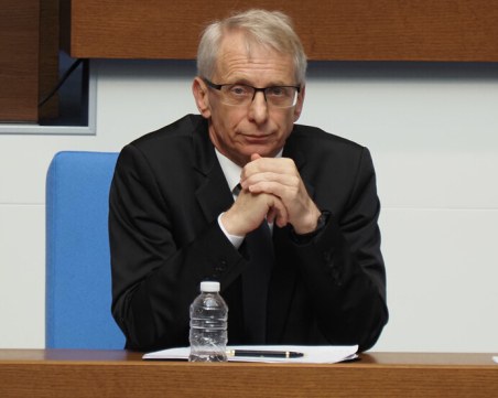 Кабинетът „Денков-Габриел” оцеля след първия вот на недоверие