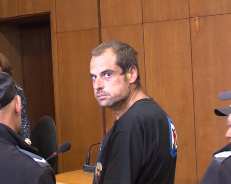 Наркозависим отрязал главата на майка си с кухненски сатър, опитал да я скрие от бащата