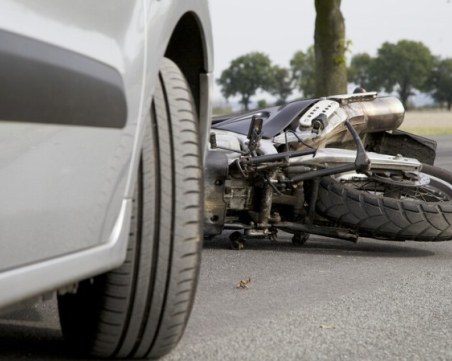 Тежка катастрофа между мотор и кола, има жертва и ранени