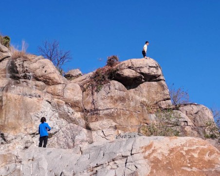 Знаете ли къде са децата ви? Хлапета се катерят на опасни скали на Бунарджика