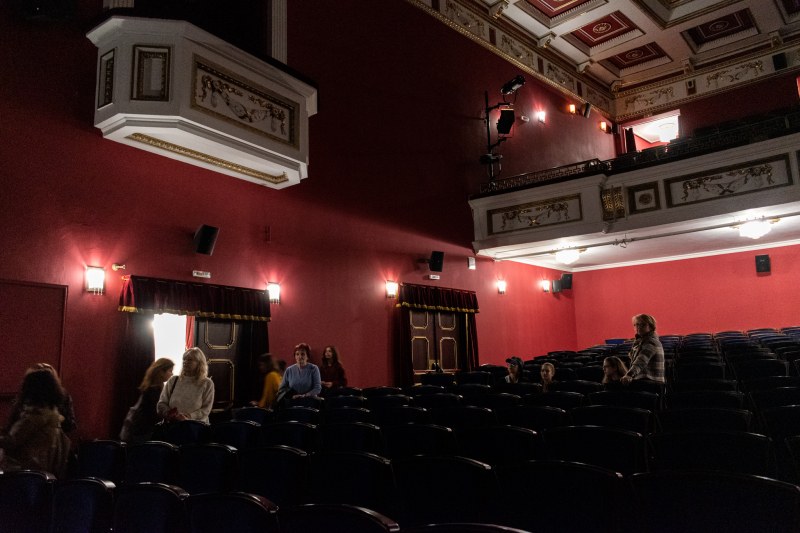 Пловдивският Драматичен театър обявява кастинг за двама актьори, който ще
