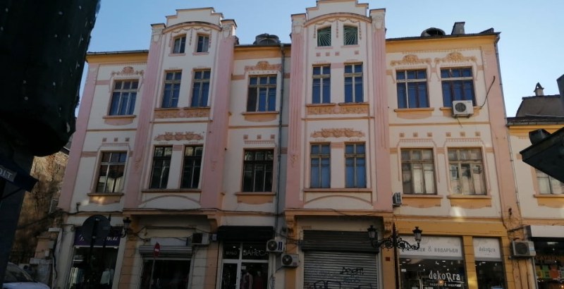 Паднала тераса или бутната конструктивна част? Отново драма с къщата-бижу на д-р Жак Араф в Пловдив