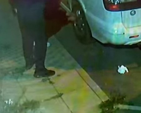 Група деца се навъртат около кола - какво откраднаха