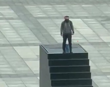 Мъжът, който заплаши, че ще се взриви във Варшава, се предаде