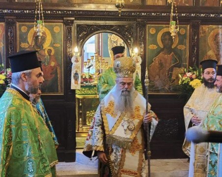 На празника Петковден: владиката дядо Николай отслужи света литургия в манастира 