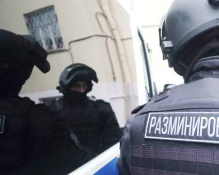 Тийнейджъри в Русия заплашиха да взривят 20 училища и кметството на Санкт Петербург