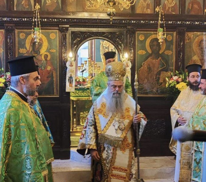 На празника Петковден: владиката дядо Николай отслужи света литургия в манастира 