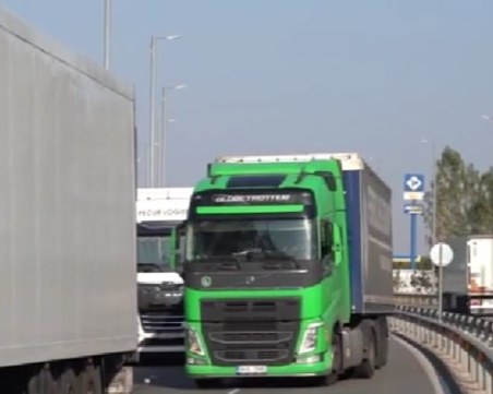 Близо 10 км опашка от камиони на граничните пунктове с Румъния