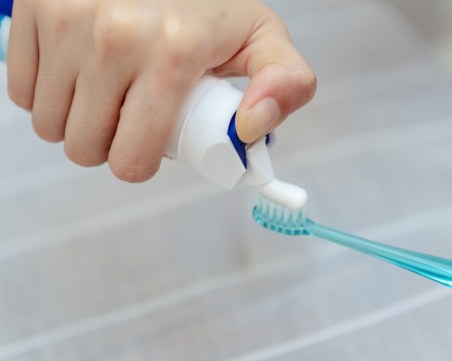 Избелващите пасти и отварянето на капачки със зъби вредят на емайла