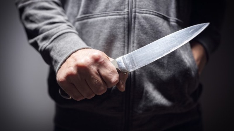 13-годишно момче е наръгало с нож приятеля на майка си,