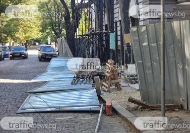 Строителна ограда от новостроящ се обект в Пловдив е паднала