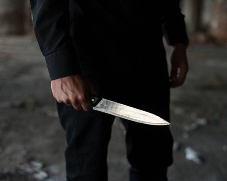 13-годишен намушка с нож приятеля на майка си