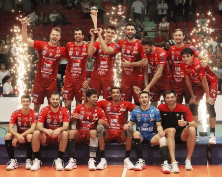 Националът Алекс Николов вдигна трофей от силен приятелски турнир в Италия