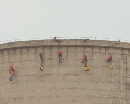 Екоактивисти се качиха върху кула в ТЕЦ „Марица 3