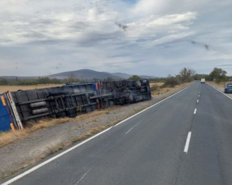 Силен вятър обърна тир на Подбалканския път