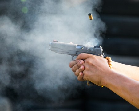 Стрелба и бой с бухалки в Кюстендил, след скандал заради момиче