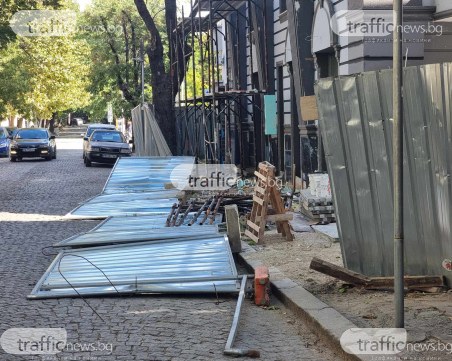 Заради силния вятър: Строителна ограда падна в центъра на Пловдив