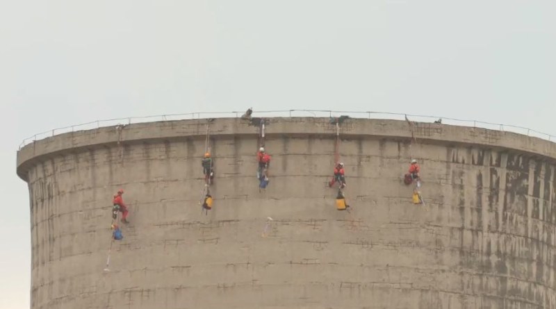 Екоактивисти се качиха върху кула в ТЕЦ „Марица 3