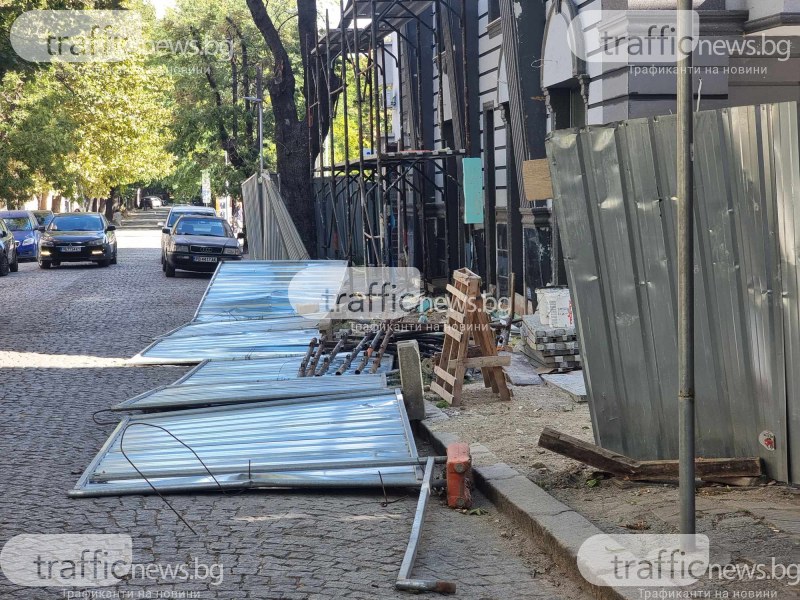 Заради силния вятър: Строителна ограда падна в центъра на Пловдив