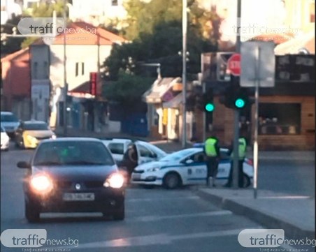 Катастрофа затруднява движението на кръстовище на бул. 