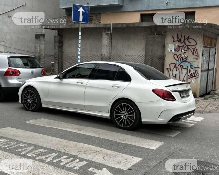 Лъскаво возило блокира пешеходна пътека до училище в Пловдив