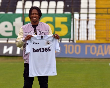 Племенникът на Кларънс Зеедорф подписа със Славия