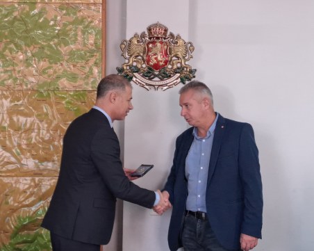 След 27 години служба: Удостоиха с почетен знак на МВР комисар Костов