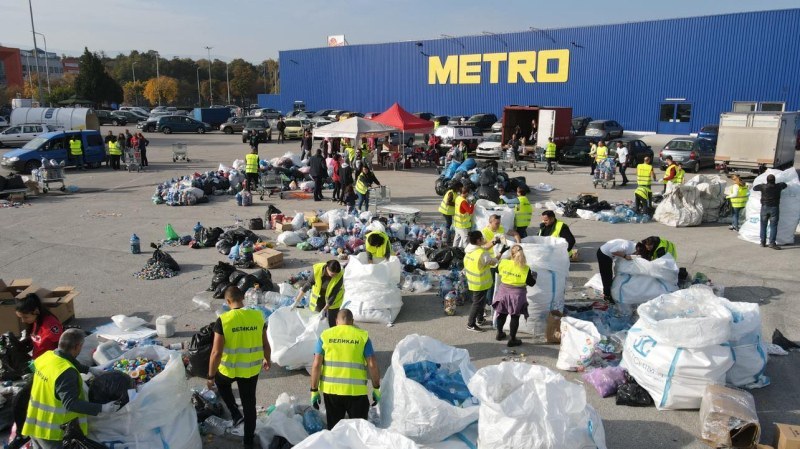 Есенно събиране на капачки пред Метро в Пловдив