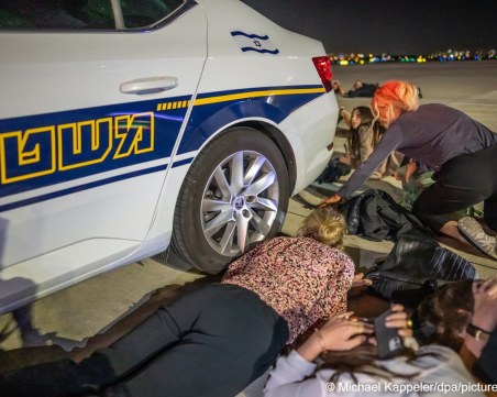 Евакуираха Олаф Шолц в Тел Авив, делегацията му лежи на самолетната писта заради ракетна атака