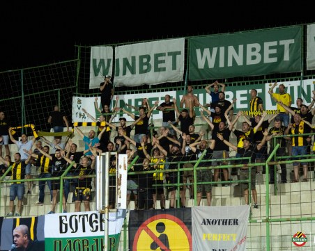 Феновете на Ботев влизат на мача във Враца срещу 10 лв.
