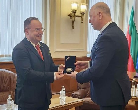 Наградиха уважаван доцент от Пловдив с почетен плакет в Народното събрание