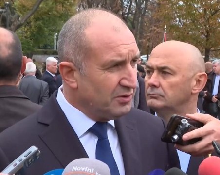 Радев: В момента имаме скрито управление по сценарий на запис