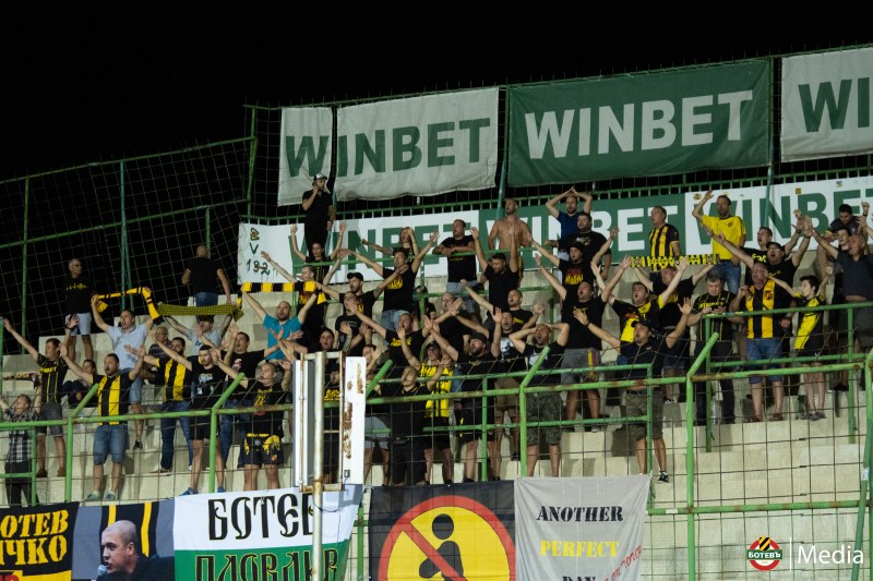 Феновете на Ботев влизат на мача във Враца срещу 10 лв.