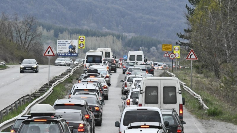 Интензивен е трафикът за товарни автомобили на изход на някои гранични