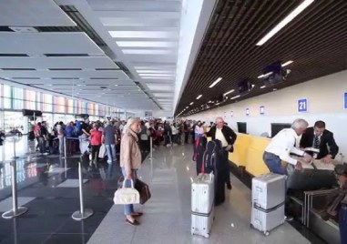 Най малко 14 френски летища получиха бомбени заплахи като поне осем