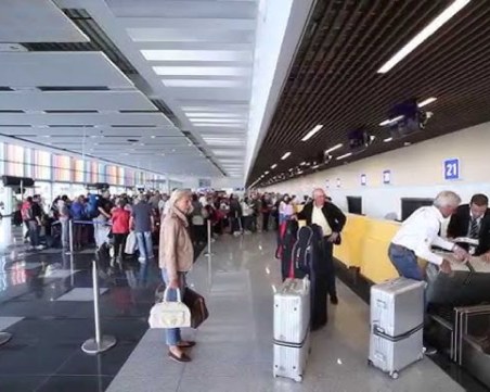 Бомбени заплахи получиха 14 летища във Франция, евакуираха 8 от тях