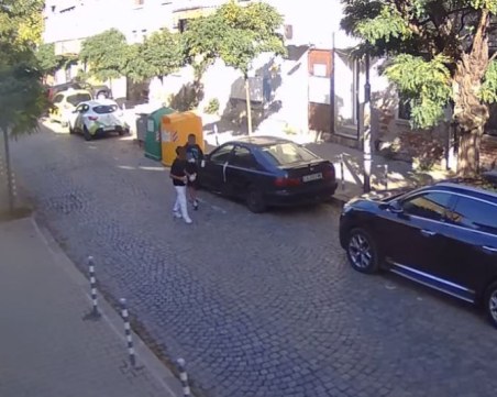 Деца заляха автомобил с бяла течност - защо го правят?