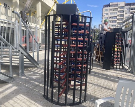 ПИМК свалиха турникетна система от Колежа, не били платени от Ботев