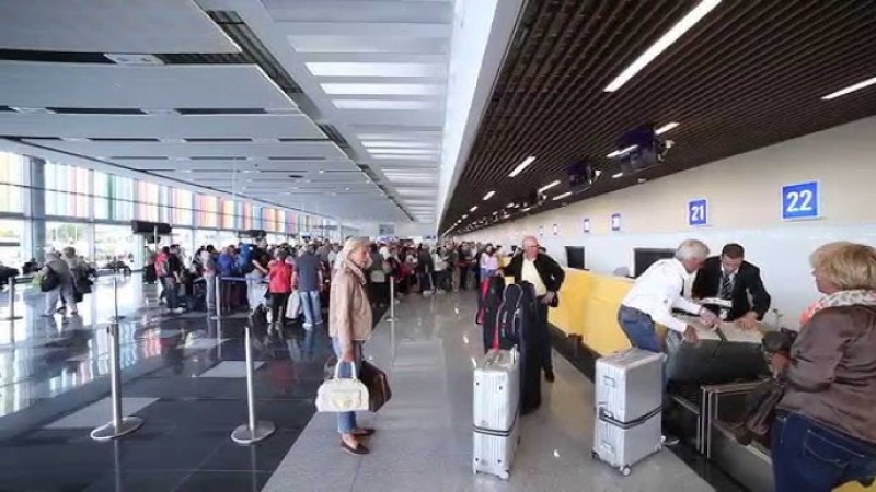 Най-малко 14 френски летища получиха бомбени заплахи, като поне осем