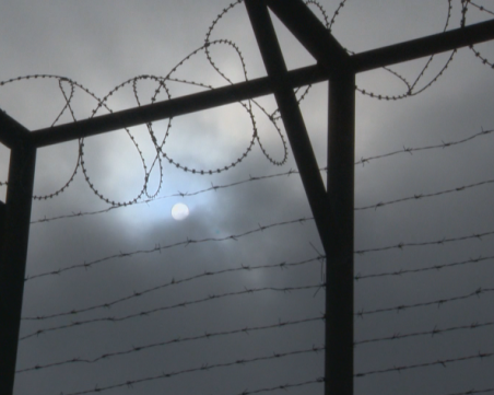 Да работиш в страх! Служител в бежанския център в Харманли с разкрития: Идват крастави, нямаме лекарства