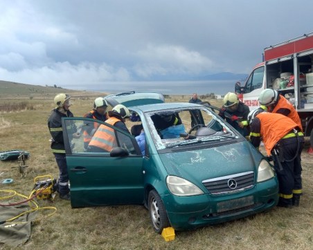 По сценарий: Вадиха заклещен човек от катастрофирал автомобил, гасяха пожар край Батак